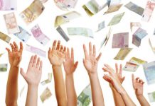 Euro Geld fliegt über viele Hände