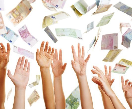 Euro Geld fliegt über viele Hände