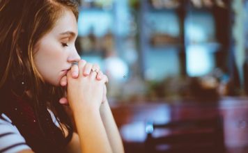 Junge Frau erkennt ihre eigene Stärke.