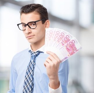 Mehr Gehalt: darauf kommt es beim Verhandlungspoker an Businessmann mit Geld