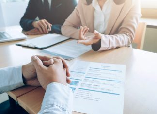 Bewerber wird von zwei Personalern interviewt - Vorstellungsgespräch