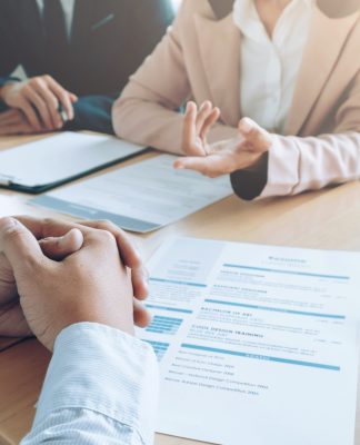 Kreative Bewerbung – Es geht auch anders Bewerber wird von zwei Personalern interviewt - Vorstellungsgespräch