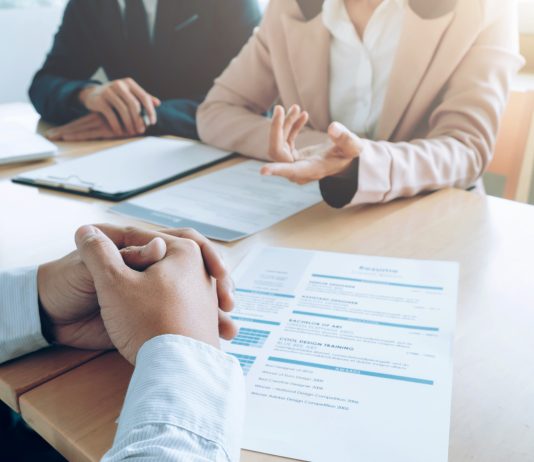 Bewerber wird von zwei Personalern interviewt - Vorstellungsgespräch