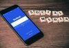 Facebook-App auf Smartphone und Scrabblesteine Social Media