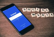 Warum Online-Reputation für BewerberInnen so wichtig ist Facebook-App auf Smartphone und Scrabblesteine Social Media