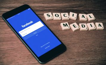 Facebook-App auf Smartphone und Scrabblesteine Social Media