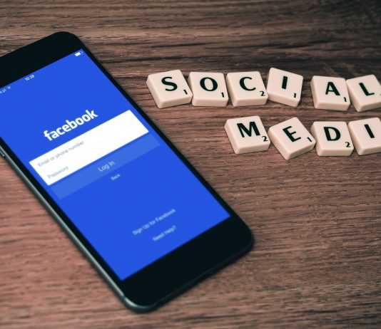 Facebook-App auf Smartphone und Scrabblesteine Social Media
