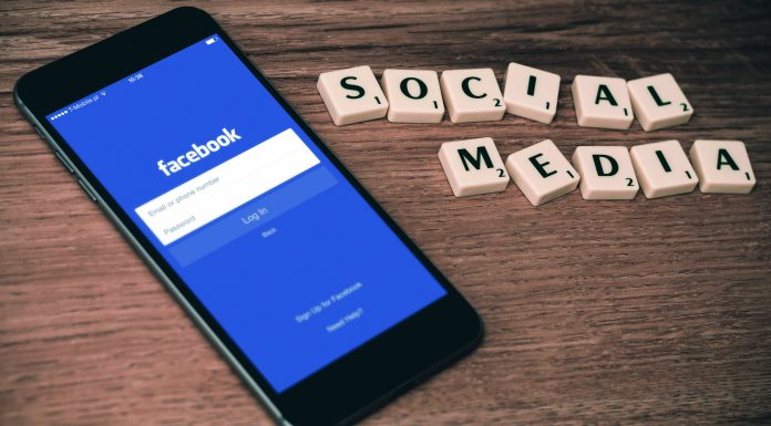 Warum Online-Reputation für BewerberInnen so wichtig ist Facebook-App auf Smartphone und Scrabblesteine Social Media