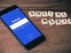 Facebook-App auf Smartphone und Scrabblesteine Social Media