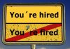 Schild "You're hired / durchgestrichenes You're fired"