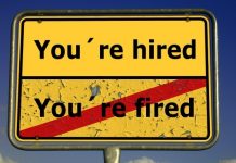 Neuer Job, neue Stadt – so klappt der Start in den neuen Lebensabschnitt Schild "You're hired / durchgestrichenes You're fired"