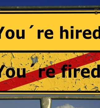 Schild "You're hired / durchgestrichenes You're fired"