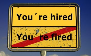Schild "You're hired / durchgestrichenes You're fired"