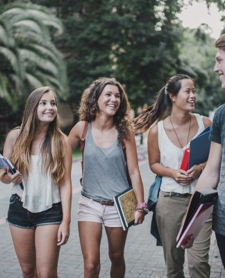 Junge Menschen haben Spaß.