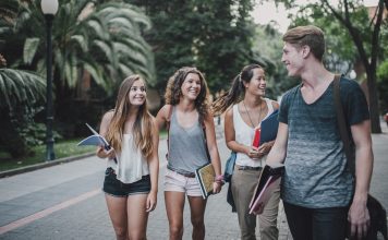 Junge Menschen haben Spaß.