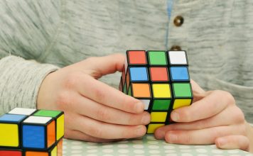 Skills wanted! – Was Du wirklich mitbringen musst Ein junger Mann löst einen Rubik's Cube.