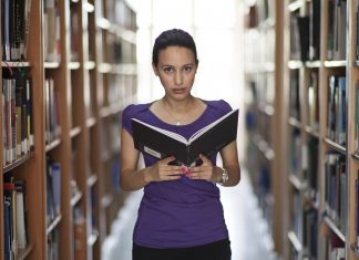 In Uni-Bibliotheken lassen sich Bücher umsonst studieren – außerhalb der Universität müssen Studenten viel selbst finanzieren.